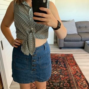 Button up sleeveless blouse with collar